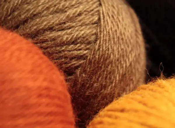 En introduktion til knæbind af merinould - til gigt- og ledsmerter